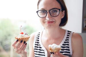 Диетолог рассказала, почему после ужина тянет на сладкое